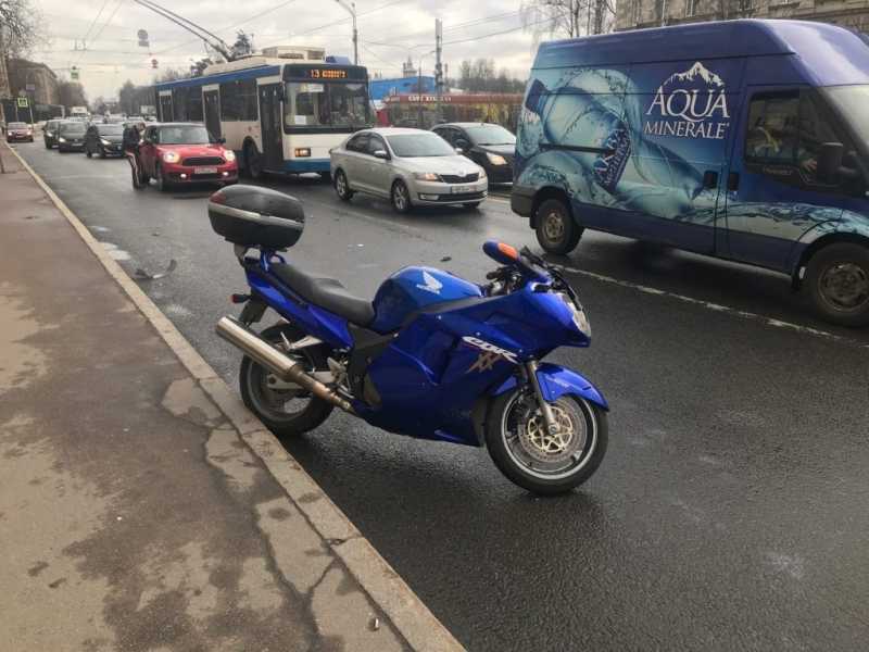 В Петербурге столкнулись мотоцикл и миникупер |