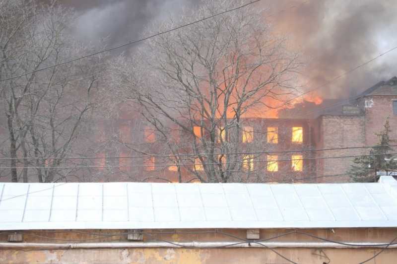 Что известно о пожаре на Невской мануфактуре на этот час