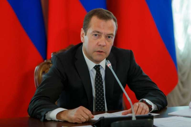 Медведев заявил о росте зарплат благодаря Путину |