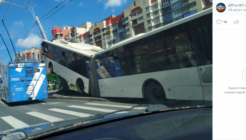 На Ленинском проспекте автобус на полной скорости заехал на фонарный столб: водителя зажало, пострадали 5 человек