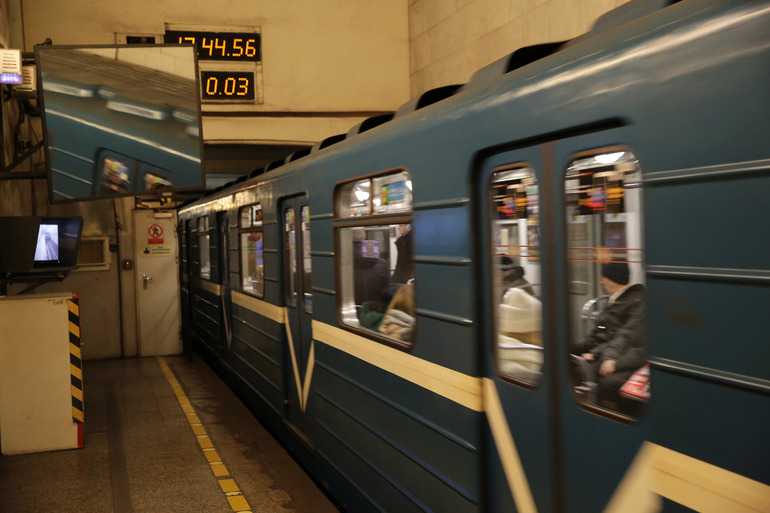 Станция метро "Проспект Славы" частично закрыта