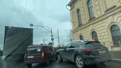 Авария между Инфинити и Ларгусом перед Литейным мостом на Академика Лебедева