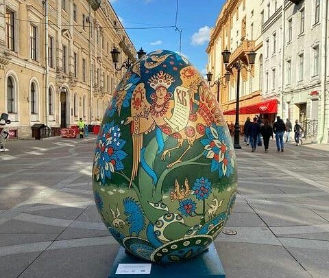 Улицы Петербурга украсили пасхальными яйцами
