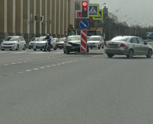 В светофоре на Малоохтинском проспекте перед Таллинской улицей отдыхает печально Форд Фокус