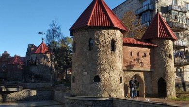 Замок Андерсенград Миниатюрный замок с башенками, крепостной стеной, фонтанами и красными стенами населён героями…
