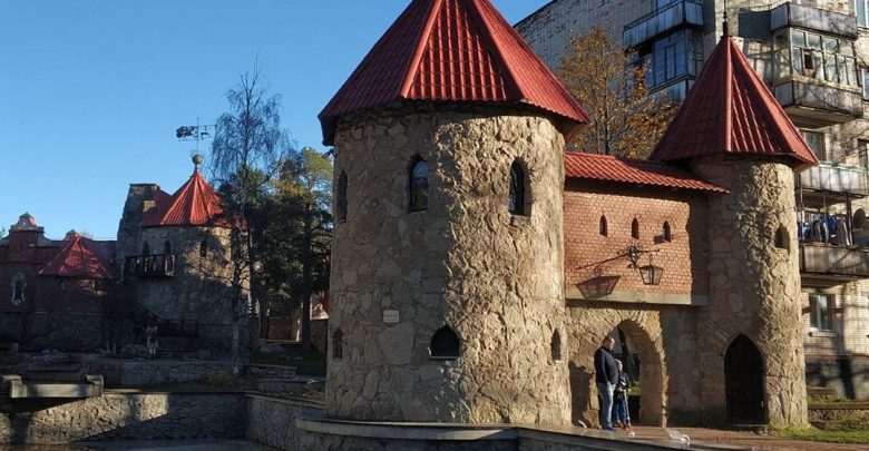 Замок Андерсенград Миниатюрный замок с башенками, крепостной стеной, фонтанами и красными стенами населён героями…