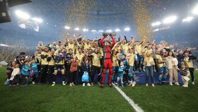 «Зенит» третий раз подряд стал чемпионом России по футболу. Петербургский клуб разгромил идущий вторым…