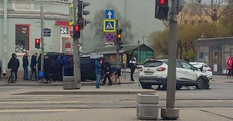 Примерно утра на перекрестке Курской улицы и Лиговского проспекта после столкновения перевернулась одна из…