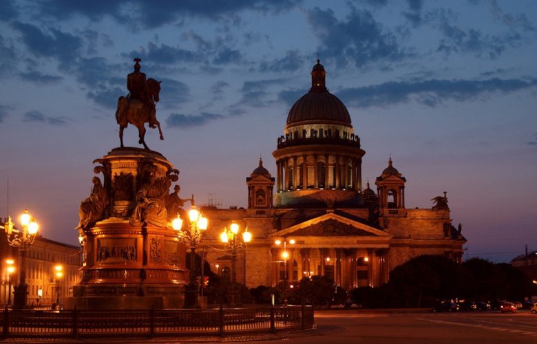 Надо знать: до революции в Санкт-Петербурге зажигали факелы на крыше Исаакиевского собора В Северной…