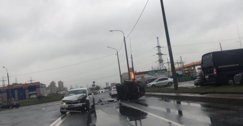 На перекрестке Белградской и Димитрова в результате ДТП с каршерингом Яндекс.драйв перевернулся автомобиль