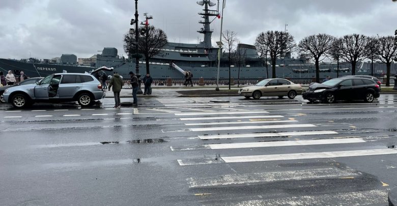 На Петроградской набережной произошло ДТП с участием БМВ и Форда. Начинается пробка