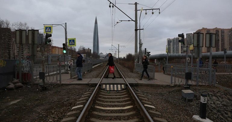 В Петербурге назвали самые опасные пешеходные переходы. Первое место в рейтинге занял железнодорожный переход…