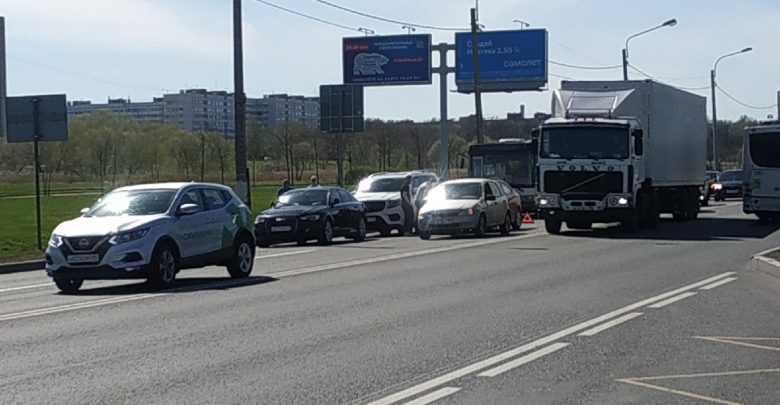 На Петергофском шоссе, перед Доблести, занято две полосы в сторону маршала Жукова