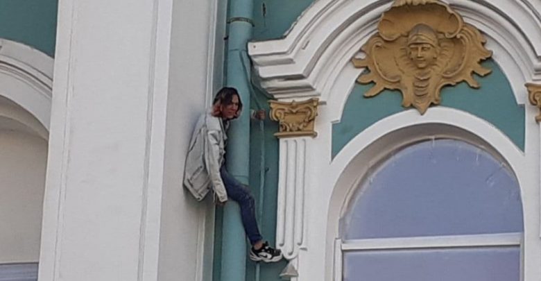 Петербуржец попытался пробраться в Эрмитаж по водосточной трубе Молодого человека заметили полицейские, они попросили…