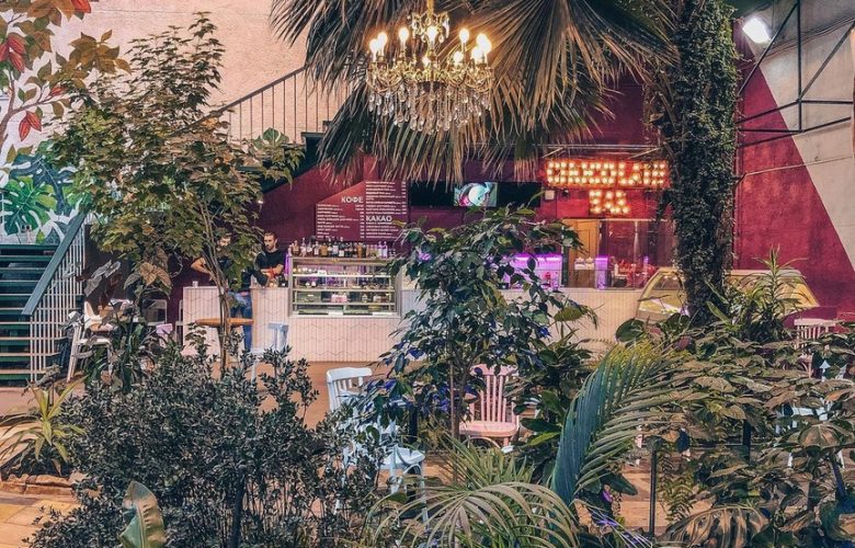 Зелёные кафе Петербурга, в которых можно вернуться в лето 1. Chocolate Bar Secret Garden…