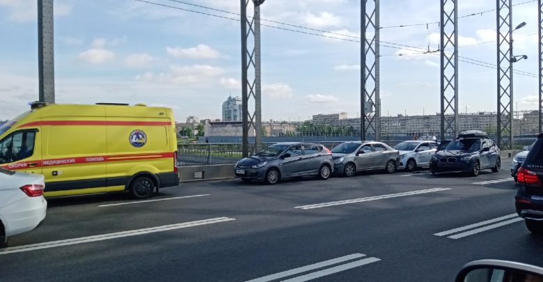 4 автомобиля столкнулись на Большеохтинском мосту по направлению в центр