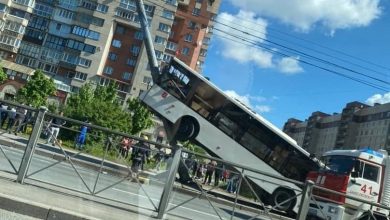 Сегодня утром пассажирский автобус въехал на фонарный столб на пересечении Ленинского проспекта и улицы…
