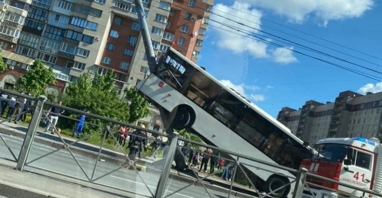 Сегодня утром пассажирский автобус въехал на фонарный столб на пересечении Ленинского проспекта и улицы…
