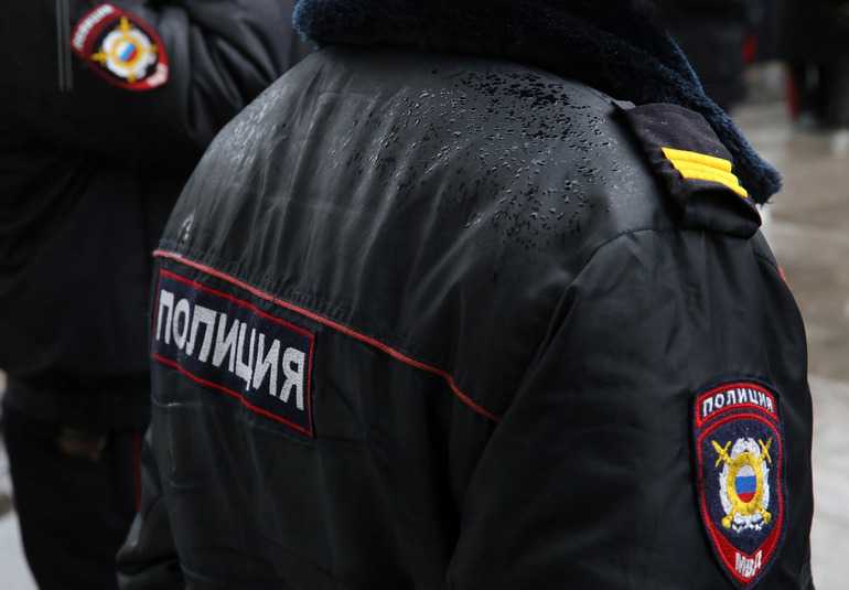 В Петербурге ученик попытался пронести в школу страйкбольный пистолет. Его не пустил охранник
