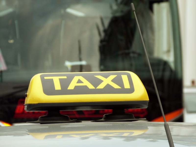 Арест таксиста, зарезавшего противника в ссоре, угон служебной машины, нападение на пассажира: новости о такси в Петербурге