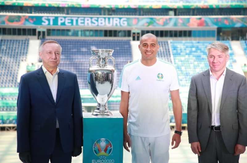 В Петербург на два дня привезли Кубок чемпионата Европы по футболу 2020 |
