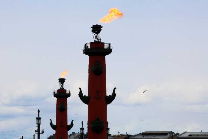 В Петербурге зажгли ростральные колонны в честь победы «Зенита»