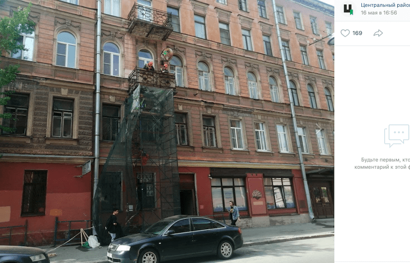 Во избежание трагедий или ради сохранения истории: в Петербурге демонтируют 33 аварийных балкона на исторических зданиях