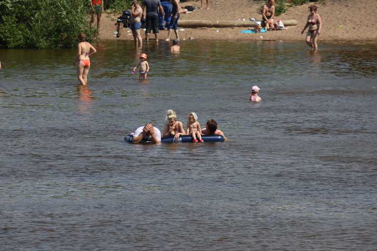 Петербуржцы плавятся четвертый день подряд, молят о грозе и ищут спасения от жары в воде |