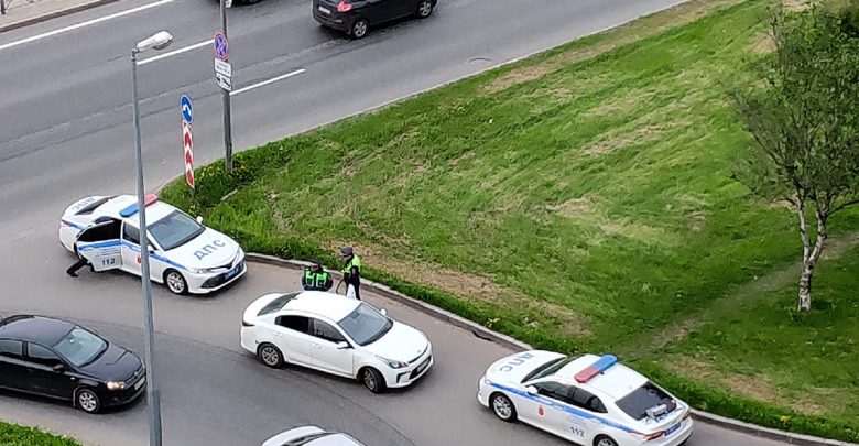 На съезде с Дунайского моста, у кармана, задержан белый легковой автомобиль несколькими машинами ГАИ,…