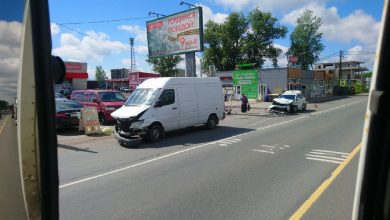 Такси и микроавтобус столкнулись в Янино-1 на Шоссейной улице