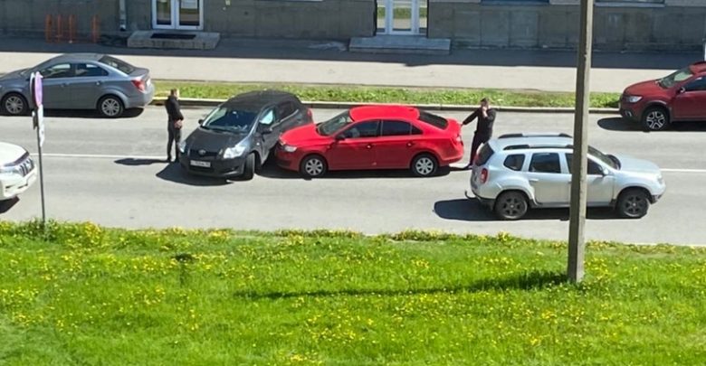 Напротив дома 19к2 на Варшавской небольшая авария потому, что кто-то не смотрит по зеркалам