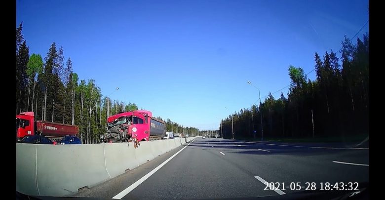 Непонятное ДТП на трассе Скандинавия (примерно 70-й км). Справа на обочине (по направлению в…
