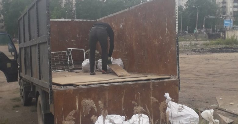 На улице Стасовой напротив заправки ПТК, на стоянке выбрасывали мусор