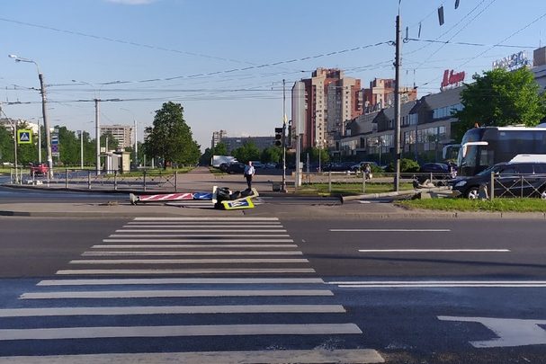 Каким-то образом кто-то завалил два светофора на перекрёстке Славы и Пражской