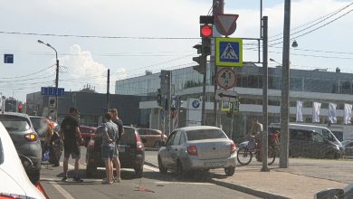 Два автомобиля загорают после ДТП на перекрестке Рузовской и Обводного