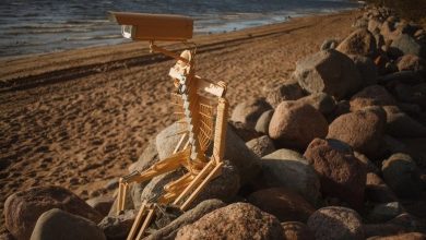 На берегу Финского залива под Солнечным, петербургский художник hioshi установил свою новую инсталляцию