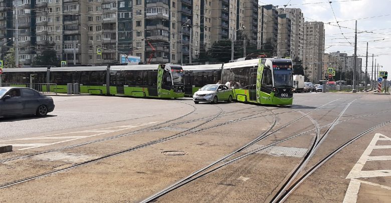 На пересечении Ириновского и Наставников дтп с трамваем. Чижики стоят в обе стороны. Это…