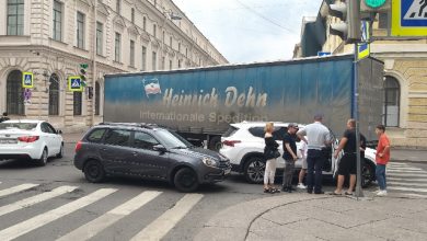 Нелепая авария с поворачивающей фурой на пересечении Почтамтской улицы и Почтамтского переулка