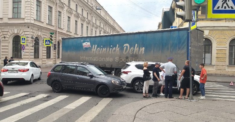 Нелепая авария с поворачивающей фурой на пересечении Почтамтской улицы и Почтамтского переулка