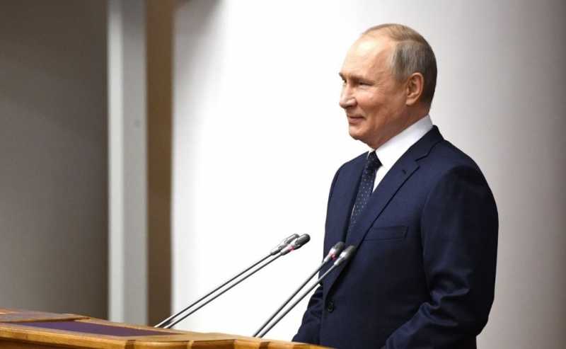 Путин поздравил медиков и отметил успехи в борьбе с коронавирусом