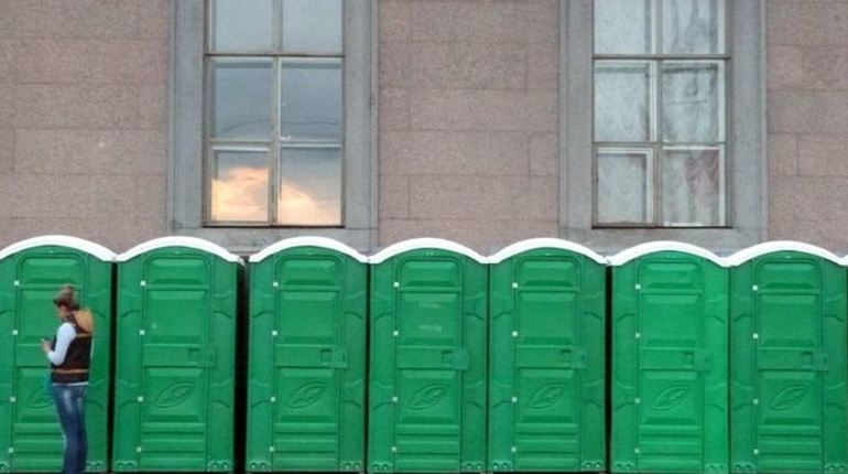 ЕВРО-2020 заставил открыть на улицах Северной столицы дополнительные 44 туалета