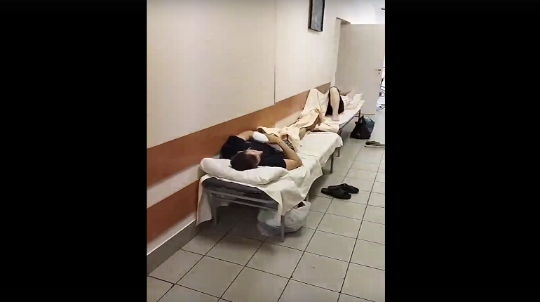 Петербуржцы рассказали о пациентах больницы, которые вынуждены лежать в коридоре |
