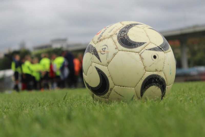 Футболист умер во время любительского матча в Москве