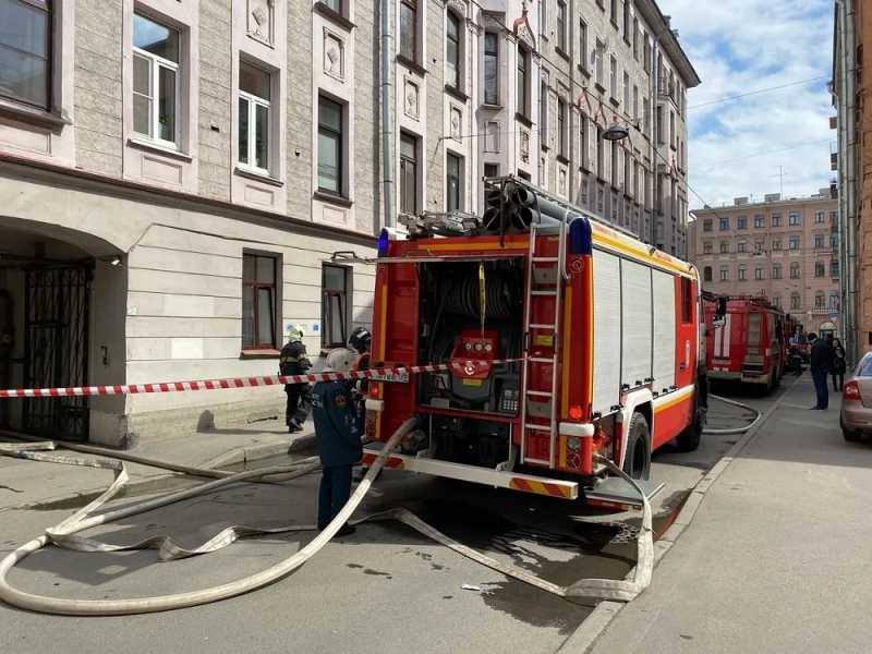 Загорелась квартира на Камышовой, снова пожар в доме Басевича, вспыхнул экскурсионный автобус с детьми: в Петербурге в 1,5 раза вырос спрос на пожарных
