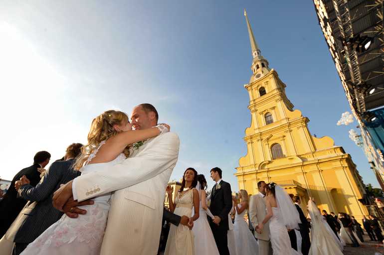 Петербург празднует День семьи, любви и верности – 300 пар отметят свадьбу |