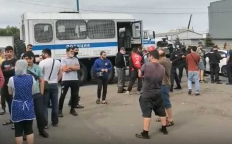 На рынках Петербурга задержали около 100 нелегальных мигрантов