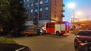Две пожарных машины, одна из которых с лестницей, прибыли в 22:50 на задымление по…