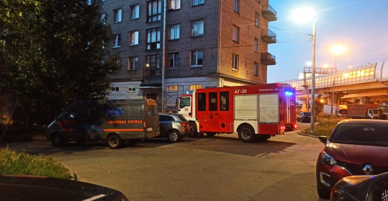 Две пожарных машины, одна из которых с лестницей, прибыли в 22:50 на задымление по…
