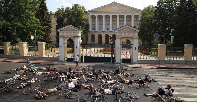 В Петербурге велосипедисты устроили необычную акцию. Около 20 человек лежали на асфальте, имитируя массовое…