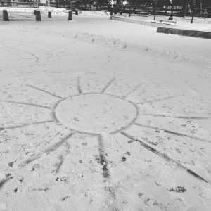 Петербуржцы настолько скучают по солнцу, что начали рисовать его на снегу